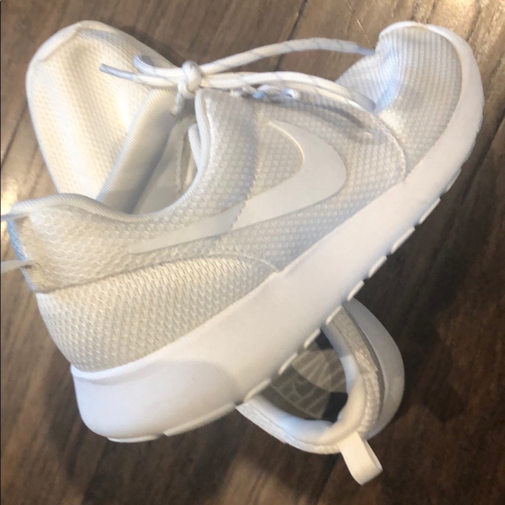 Women’s Nike Roches, white, size 9